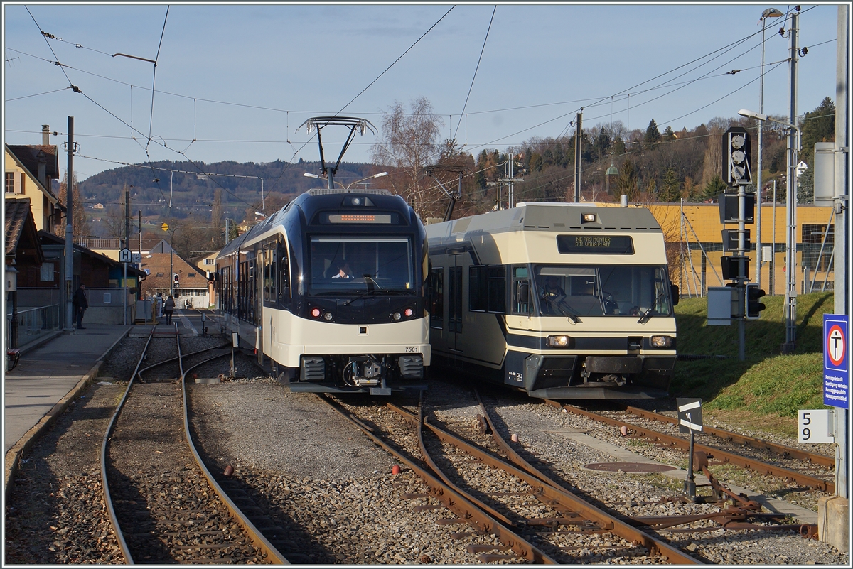 GTW im Wandel: Rechts der  Ur-GTW  Be 2/6 welchen die BTI (ASM) und die CEV MVR Ende der 1990er Jahre beschafft hatten, und links der neune Stadler GTW SURF ABeh 2/6 7501, welcher in naher Zukunft den Verkher der CEV und MVR pr�gen wird.
11. Dez. 2015