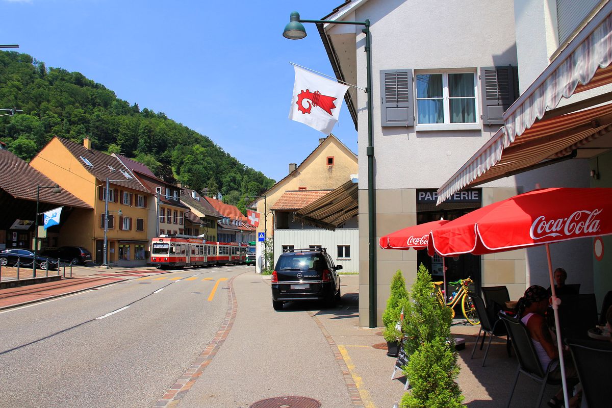 Günstig und gut lässt sich am Strassenrand in Oberdorf speisen, im Blick auf den Triebwagen 16 und dem grossen Lastwagen daneben, der sich rasant anschickt, mir alle weiteren Anblicke des Zuges zu verdecken. 22.Juni 2017 