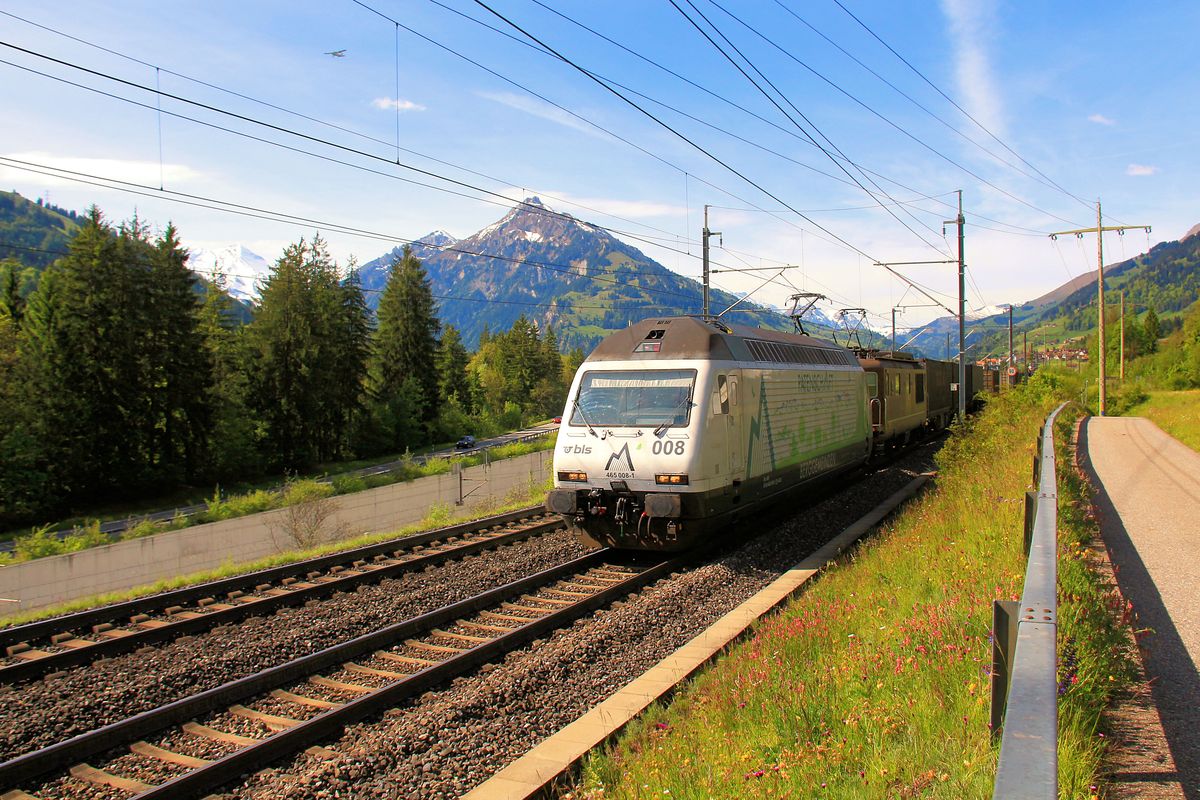 Güterverkehr auf der Lötschberg-Achse: Die BLS-Lokomotiven 465 008 ( Partnerschaft Berggemeinden ) und Re4/4 164. BeiFrutigen, 23.Mai 2017. 