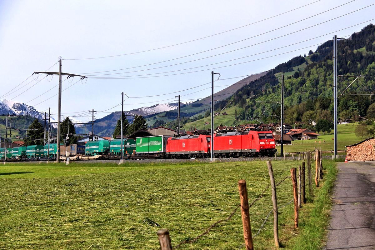 Güterverkehr auf der Lötschberg-Achse: Die DB-Lokomotiven 185 109 und 185 108. Bei Frutigen, 23.Mai 2017.  