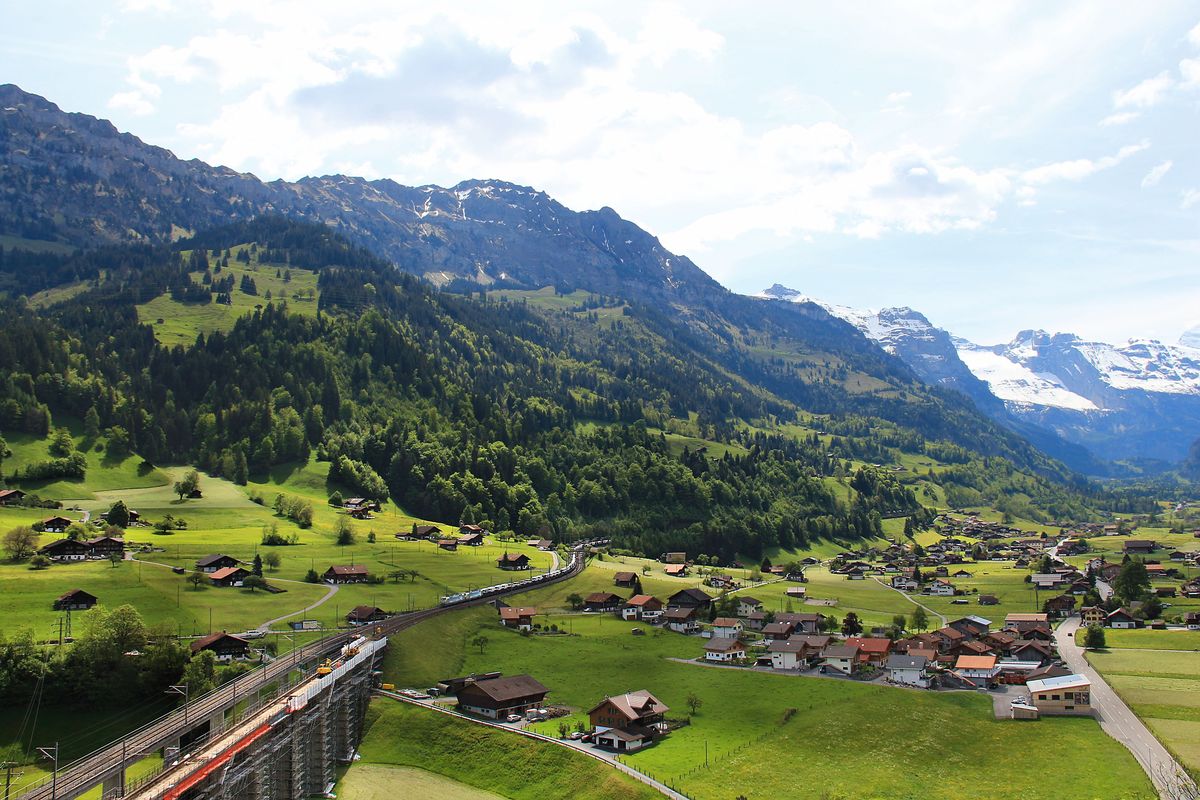 Güterverkehr auf der Lötschberg-Bergstrecke: Das eindrückliche Panorama der Lötschberg Nordrampe mit einem langen Gützerzug, geführt von den beiden BLS 475 401 und 402. 23.Mai 2017. 