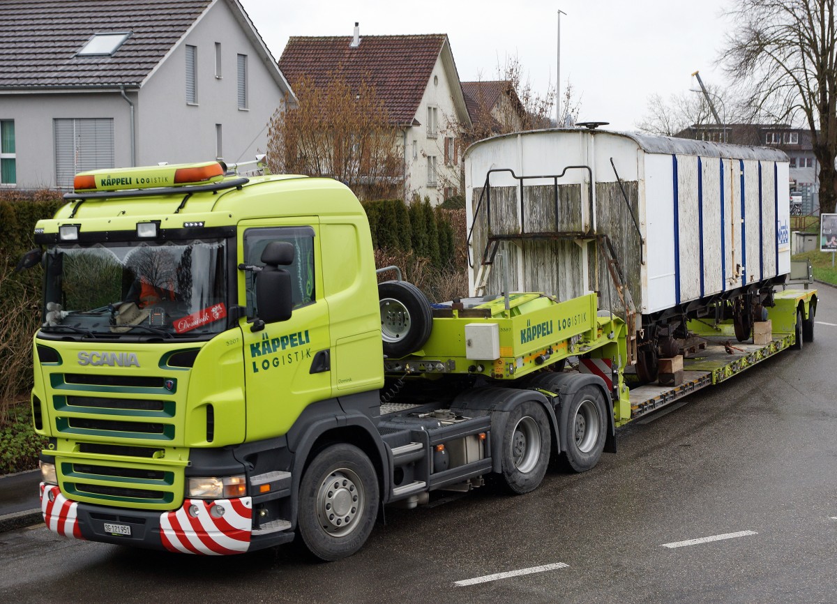 Güterwagen: AUSZUG AUS BUSSWIL. Heute den 2. März 2016 hat sich der N-Bahn-Club Busswil (NBCB) endgültig von seinen zwei Güterwagen getrennt, die der Neugestaltung des Bahnhofs Busswil zum Opfer gefallen sind. Während der letzte in der Schweiz noch vorhandene Kühlwagen P 23 85 849 1801-1 (ehemals Sais AG Horn/TG, Baujahr 1951) mit dem ursprünglichen Holzkasten in Frauenfeld bei IG Schiene Schweiz seine neue Heimat fand, wo er der Nachwelt erhalten bleibt, landete der bereits durch den NBCB teilweise abgebrochene ex Gklm-v 42 85 114 4 887-3 auf dem  SCHROTTHAUFEN. Beide Aufnahmen entstanden in Busswil bei Wetterverhätnissen, die so traurig waren wie der Abschied. Nun steht nur noch das Club-Lokal des NBCB in dem auch die wunderschöne Modellbahnanlage der Spur N bewundert werden kann, in Form eines alten Mitteleinstiegwagens beim Bahnhof Busswil. Gebaut wurde der Kühlwagen durch Schindler Waggon AG Pratteln. In Busswil hatte er seinen Standplatz von 1986 bis 2016. Von diesen Wagen existierten nur gerade zwei Stück.
Foto: Walter Ruetsch    