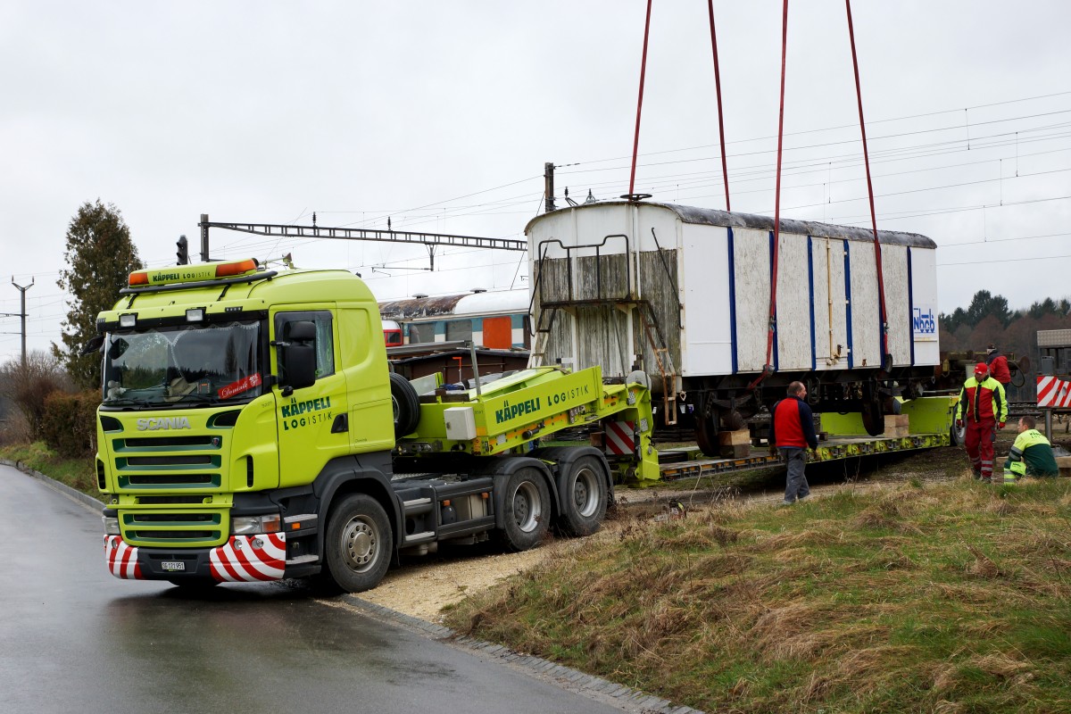 Güterwagen: AUSZUG AUS BUSSWIL. Heute den 2. März 2016 hat sich der N-Bahn-Club Busswil (NBCB) endgültig von seinen zwei Güterwagen getrennt, die der Neugestaltung des Bahnhofs Busswil zum Opfer gefallen sind. Während der letzte in der Schweiz noch vorhandene Kühlwagen P 23 85 849 1801-1 (ehemals Sais AG Horn/TG, Baujahr 1951) mit dem ursprünglichen Holzkasten in Frauenfeld bei IG Schiene Schweiz seine neue Heimat fand, wo er der Nachwelt erhalten bleibt, landete der bereits durch den NBCB teilweise abgebrochene ex Gklm-v 42 85 114 4 887-3 auf dem  SCHROTTHAUFEN. Beide Aufnahmen entstanden in Busswil bei Wetterverhätnissen, die so traurig waren wie der Abschied. Nun steht nur noch das Club-Lokal des NBCB in dem auch die wunderschöne Modellbahnanlage der Spur N bewundert werden kann, in Form eines alten Mitteleinstiegwagens beim Bahnhof Busswil. Gebaut wurde der Kühlwagen durch Schindler Waggon AG Pratteln. In Busswil hatte er seinen Standplatz von 1986 bis 2016. Von diesen Wagen existierten nur gerade zwei Stück.
Foto: Walter Ruetsch    