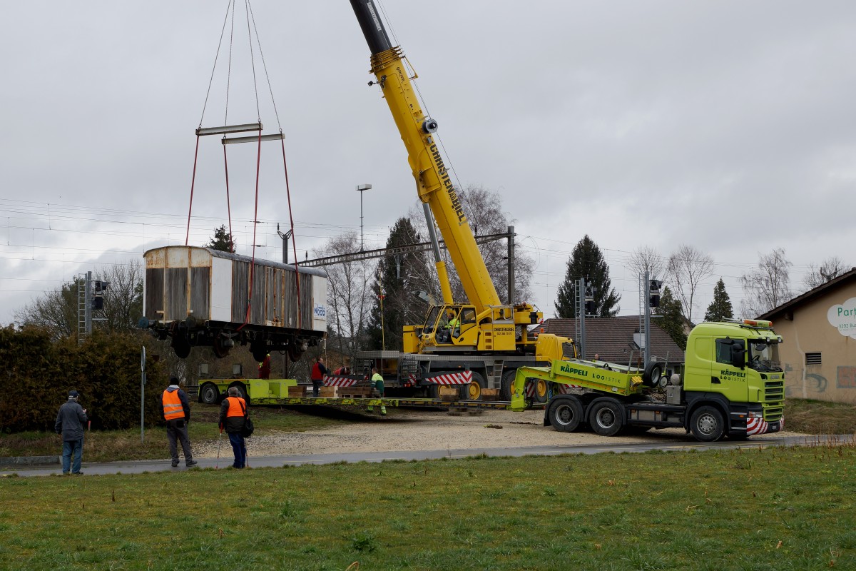 Güterwagen: AUSZUG AUS BUSSWIL. Heute den 2. März 2016 hat sich der N-Bahn-Club Busswil (NBCB) endgültig von seinen zwei Güterwagen getrennt, die der Neugestaltung des Bahnhofs Busswil zum Opfer gefallen sind. Während der letzte in der Schweiz noch vorhandene Kühlwagen P 23 85 849 1801-1 (ehemals Sais AG Horn/TG, Baujahr 1951) mit dem ursprünglichen Holzkasten in Frauenfeld bei IG Schiene Schweiz seine neue Heimat fand, wo er der Nachwelt erhalten bleibt, landete der bereits durch den NBCB teilweise abgebrochene ex Gklm-v 42 85 114 4 887-3 auf dem  SCHROTTHAUFEN. Beide Aufnahmen entstanden in Busswil bei Wetterverhätnissen, die so traurig waren wie der Abschied. Nun steht nur noch das Club-Lokal des NBCB in dem auch die wunderschöne Modellbahnanlage der Spur N bewundert werden kann, in Form eines alten Mitteleinstiegwagens beim Bahnhof Busswil. Gebaut wurde der Kühlwagen durch Schindler Waggon AG Pratteln. In Busswil hatte er seinen Standplatz von 1986 bis 2016. Von diesen Wagen existierten nur gerade zwei Stück.
Foto: Walter Ruetsch    