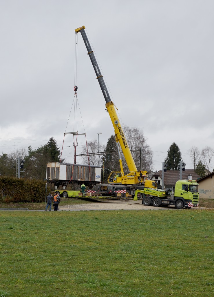 Güterwagen: AUSZUG AUS BUSSWIL. Heute den 2. März 2016 hat sich der N-Bahn-Club Busswil (NBCB) endgültig von seinen zwei Güterwagen getrennt, die der Neugestaltung des Bahnhofs Busswil zum Opfer gefallen sind. Während der letzte in der Schweiz noch vorhandene Kühlwagen P 23 85 849 1801-1 (ehemals Sais AG Horn/TG, Baujahr 1951) mit dem ursprünglichen Holzkasten in Frauenfeld bei IG Schiene Schweiz seine neue Heimat fand, wo er der Nachwelt erhalten bleibt, landete der bereits durch den NBCB teilweise abgebrochene ex Gklm-v 42 85 114 4 887-3 auf dem  SCHROTTHAUFEN. Beide Aufnahmen entstanden in Busswil bei Wetterverhätnissen, die so traurig waren wie der Abschied. Nun steht nur noch das Club-Lokal des NBCB in dem auch die wunderschöne Modellbahnanlage der Spur N bewundert werden kann, in Form eines alten Mitteleinstiegwagens beim Bahnhof Busswil. Gebaut wurde der Kühlwagen durch Schindler Waggon AG Pratteln. In Busswil hatte er seinen Standplatz von 1986 bis 2016. Von diesen Wagen existierten nur gerade zwei Stück.
Foto: Walter Ruetsch    