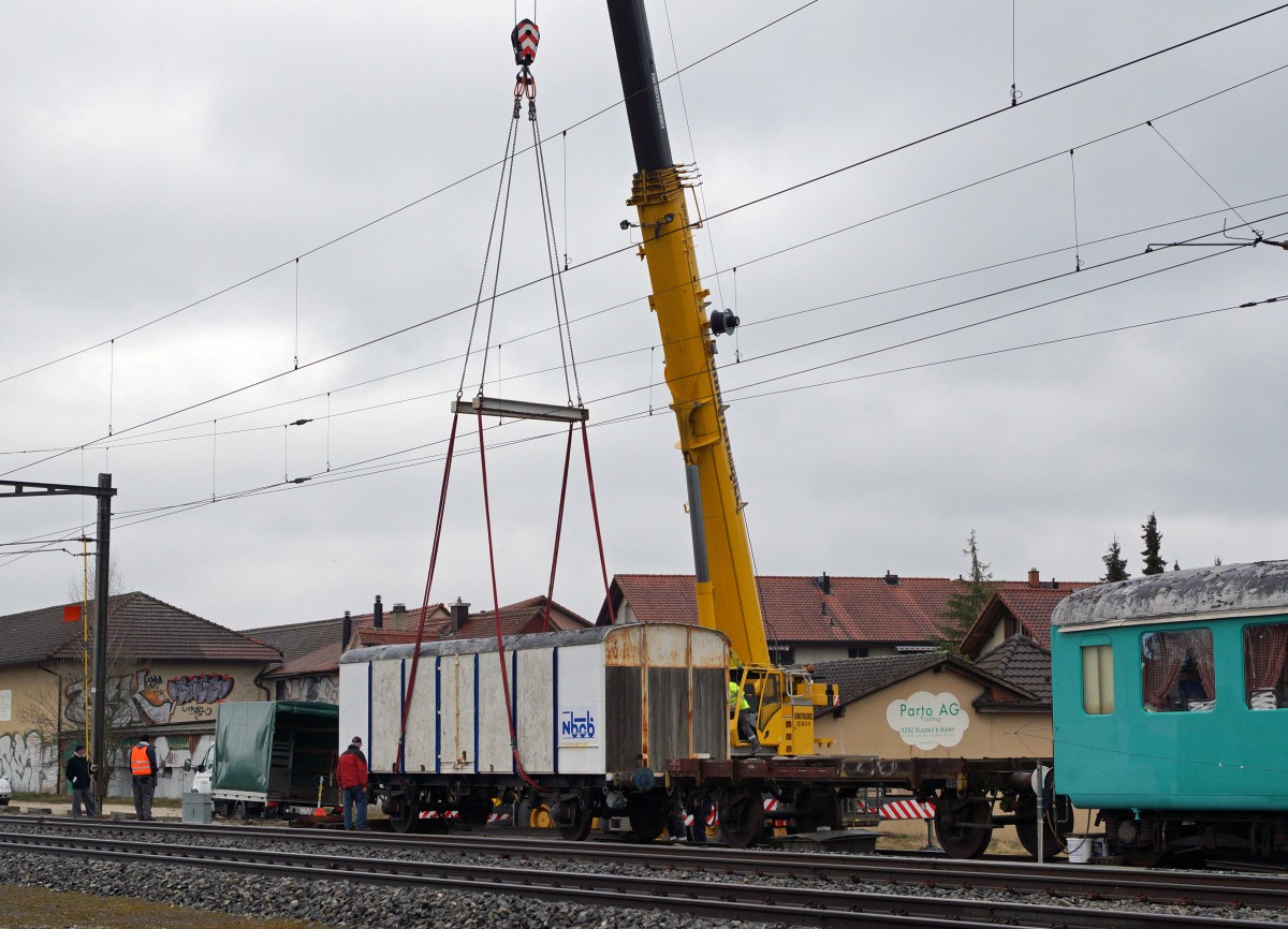 Güterwagen: AUSZUG AUS BUSSWIL. Heute den 2. März 2016 hat sich der N-Bahn-Club Busswil (NBCB) endgültig von seinen zwei Güterwagen getrennt, die der Neugestaltung des Bahnhofs Busswil zum Opfer gefallen sind. Während der letzte in der Schweiz noch vorhandene Kühlwagen P 23 85 849 1801-1 (ehemals Sais AG Horn/TG, Baujahr 1951) mit dem ursprünglichen Holzkasten in Frauenfeld bei IG Schiene Schweiz seine neue Heimat fand, wo er der Nachwelt erhalten bleibt, landete der bereits durch den NBCB teilweise abgebrochene ex Gklm-v 42 85 114 4 887-3 auf dem  SCHROTTHAUFEN. Beide Aufnahmen entstanden in Busswil bei Wetterverhätnissen, die so traurig waren wie der Abschied. Nun steht nur noch das Club-Lokal des NBCB in dem auch die wunderschöne Modellbahnanlage der Spur N bewundert werden kann, in Form eines alten Mitteleinstiegwagens beim Bahnhof Busswil. Gebaut wurde der Kühlwagen durch Schindler Waggon AG Pratteln. In Busswil hatte er seinen Standplatz von 1986 bis 2016. Von diesen Wagen existierten nur gerade zwei Stück.
Foto: Walter Ruetsch    