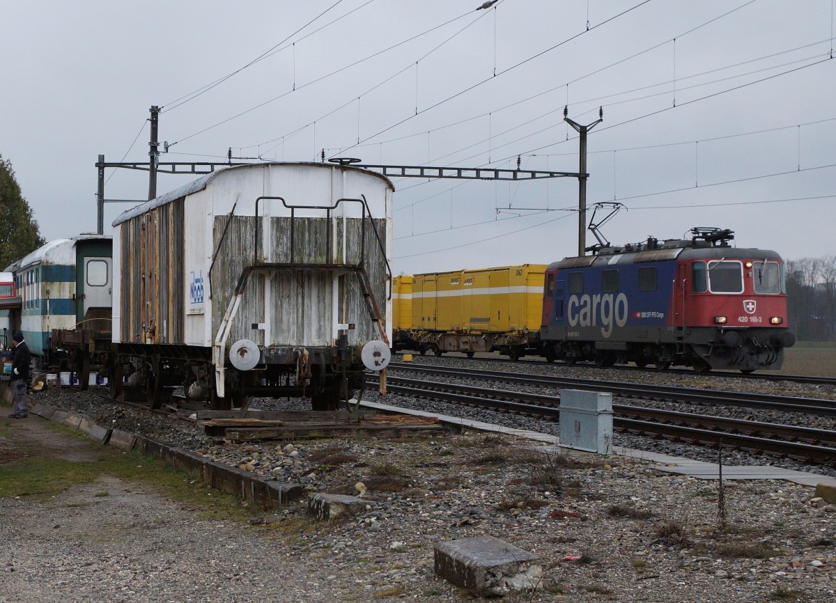 Güterwagen: AUSZUG AUS BUSSWIL. Heute den 2. März 2016 hat sich der N-Bahn-Club Busswil (NBCB) endgültig von seinen zwei Güterwagen getrennt, die der Neugestaltung des Bahnhofs Busswil zum Opfer gefallen sind. Während der letzte in der Schweiz noch vorhandene Kühlwagen P 23 85 849 1801-1 (ehemals Sais AG Horn/TG, Baujahr 1951) mit dem ursprünglichen Holzkasten in Frauenfeld bei IG Schiene Schweiz seine neue Heimat fand, wo er der Nachwelt erhalten bleibt, landete der bereits durch den NBCB teilweise abgebrochene ex Gklm-v 42 85 114 4 887-3 auf dem  SCHROTTHAUFEN. Beide Aufnahmen entstanden in Busswil bei Wetterverhätnissen, die so traurig waren wie der Abschied. Nun steht nur noch das Club-Lokal des NBCB in dem auch die wunderschöne Modellbahnanlage der Spur N bewundert werden kann, in Form eines alten Mitteleinstiegwagens beim Bahnhof Busswil. Gebaut wurde der Kühlwagen durch Schindler Waggon AG Pratteln. In Busswil hatte er seinen Standplatz von 1986 bis 2016. Von diesen Wagen existierten nur gerade zwei Stück.
Foto: Walter Ruetsch    