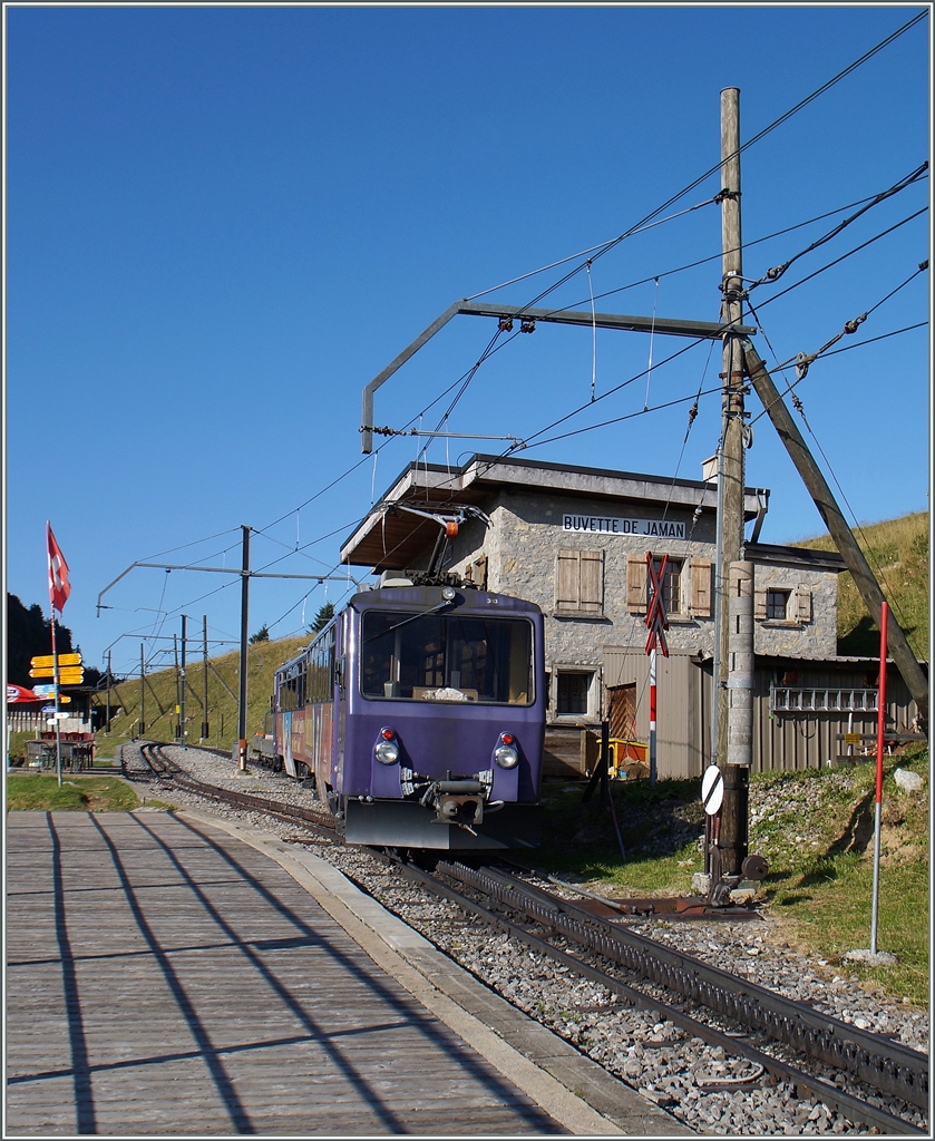 Gut zwanzig Minuten später und siebenhundert Meter höher setzte eine zarte Herbstsonne dem Rochers-de-Naye Zug in Jaman in ein angenehmes Licht.
4. September 2014 