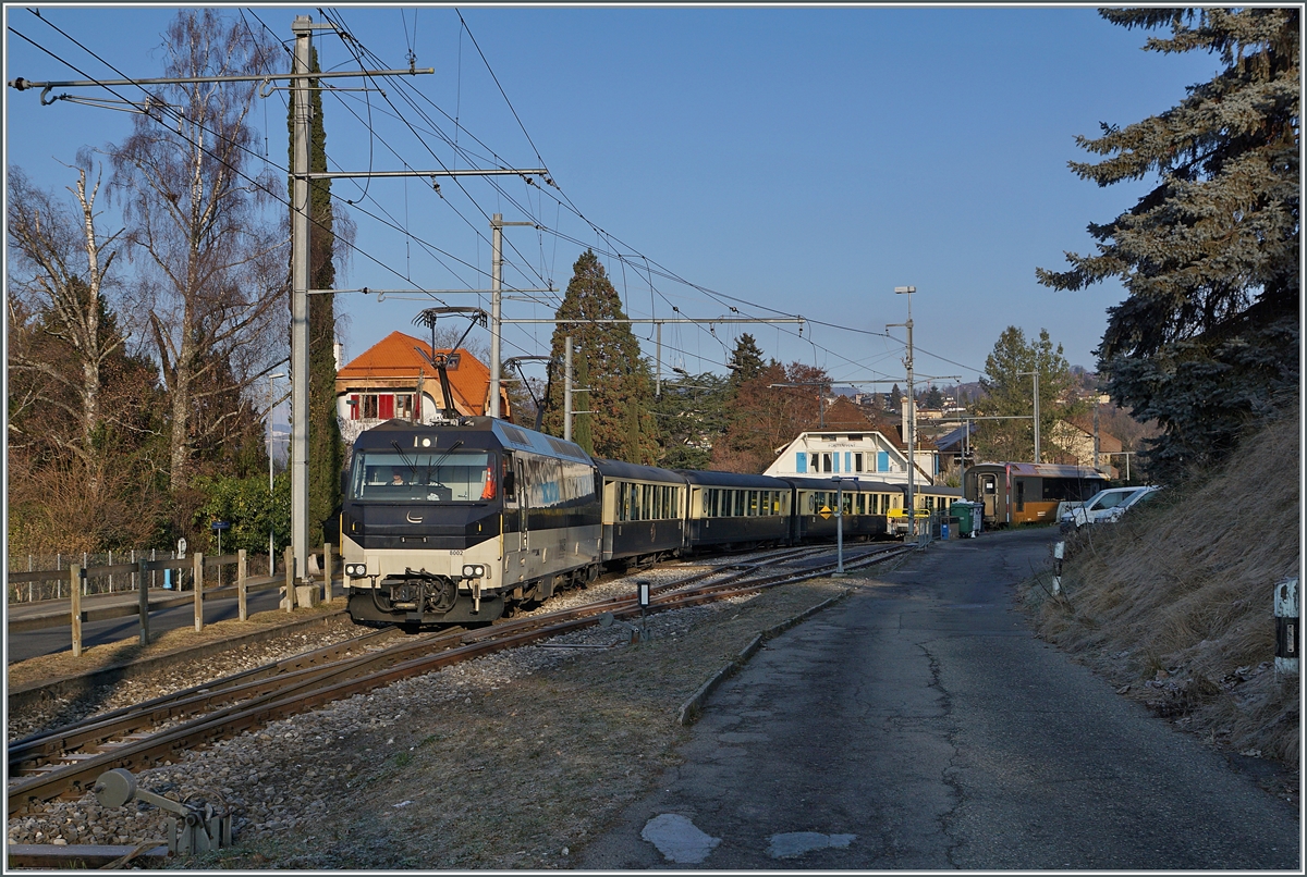  Halt auf Verlangen  wurde beim MOB GoldenPass Belle Epoque Zug 2214 auf der Fahrt von Montreux nach Zweisimmen nicht gewünscht, so dass ich meinen Fotostandpunkt für das zweite Bild in Fontanivent nicht wechseln konnte, trotzdem bekam ich praktisch den ganzen Zug auf Bild mit der Ge 4/4 8002, den vier Belle Epoque Wagen und zumindest andeutungsweise den am Schluss mitlaufenden ABe 4/4 9302.

10. Januar 2021