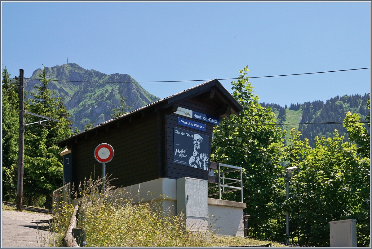 Haut-de-Caux, Endstation der Lokalzüge von Montreux, letzte Station des Verkehrsverbundes Mobilis und Heimat von Claude Nobs. Dank des dritten Punktes heisst die Station nun Haut de Caux  Vers chez Claude .