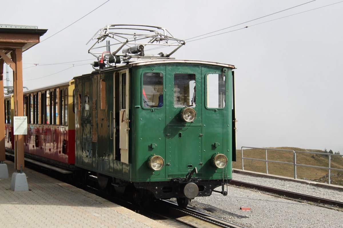 He 2/2 Nr.36 mit einem Zug in der Bergstation Schynige Platte (1967 m.�.M.)am 02.10.12 
