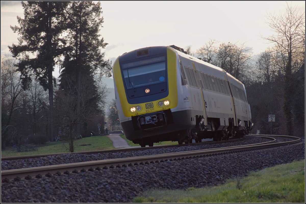 Heiligabend am Hochrhein. Aus Schweizer Sicht der IR Basel-Schaffhausen. 612 171 und 612 109 als IRE 3069 Basel-Singen bei Beuggen, Dezember 2018.
