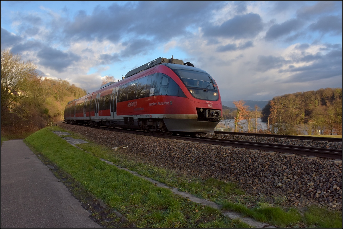 Heiligabend am Hochrhein. Aus Schweizer Sicht die S7 Basel-Waldshut, bislang aber eine dieselschwangere Regionalbahn. 644 024 als RB 17360 Lauchringen-Basel bei Karsau, Dezember 2018.