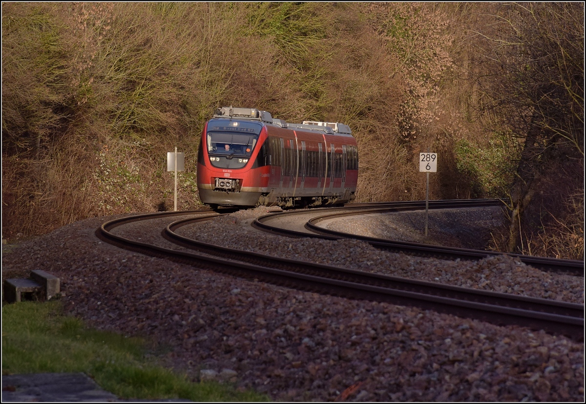 Heiligabend am Hochrhein. Aus Schweizer Sicht die S7 Basel-Waldshut, bislang aber eine dieselschwangere Regionalbahn. 644 024 als RB 17360 Lauchringen-Basel bei Karsau, Dezember 2018.