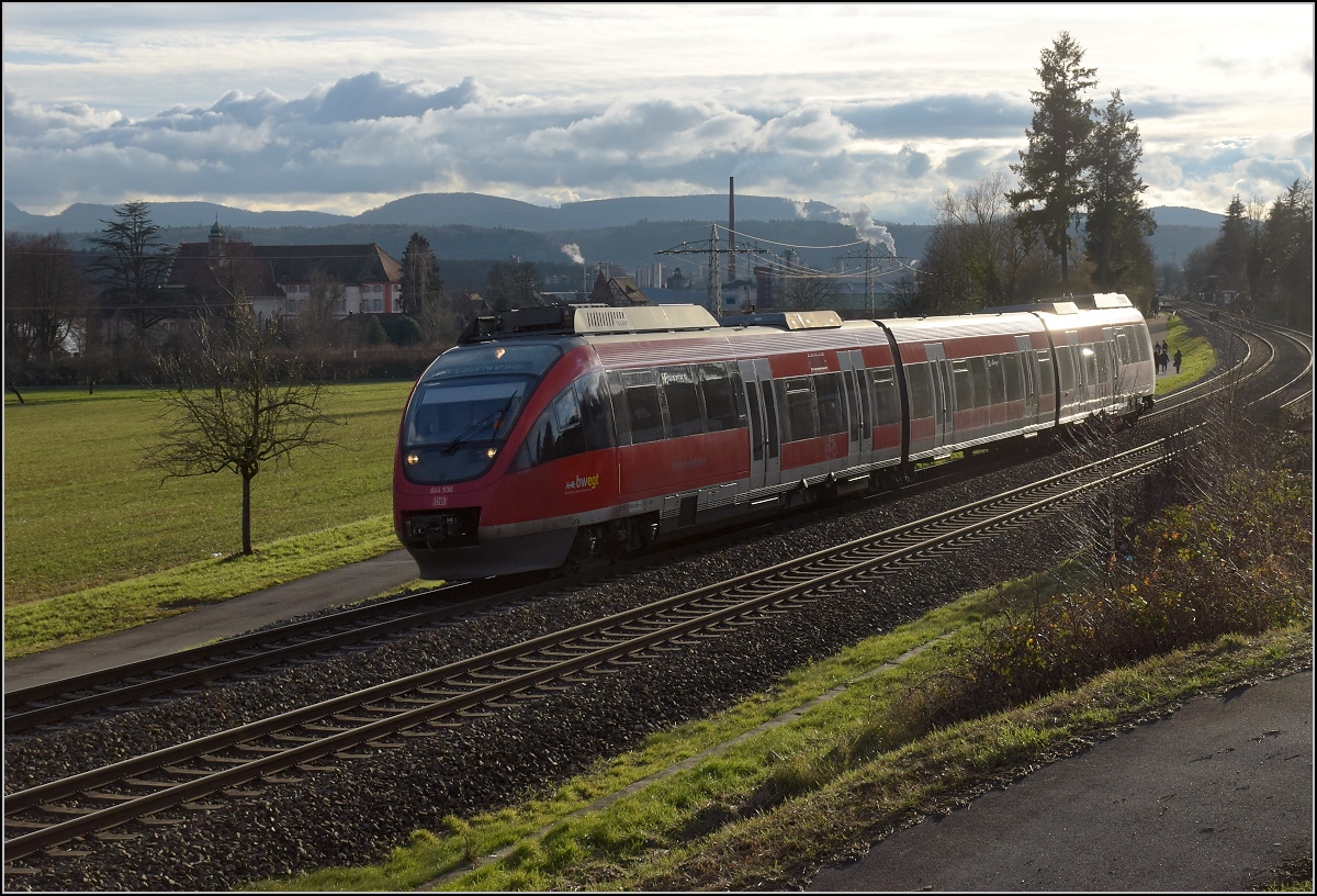 Heiligabend am Hochrhein. Aus Schweizer Sicht die S7 Basel-Waldshut, bislang aber eine dieselschwangere Regionalbahn. 644 036 als RB 17363 Basel-Lauchringen bei Beuggen, Dezember 2018.