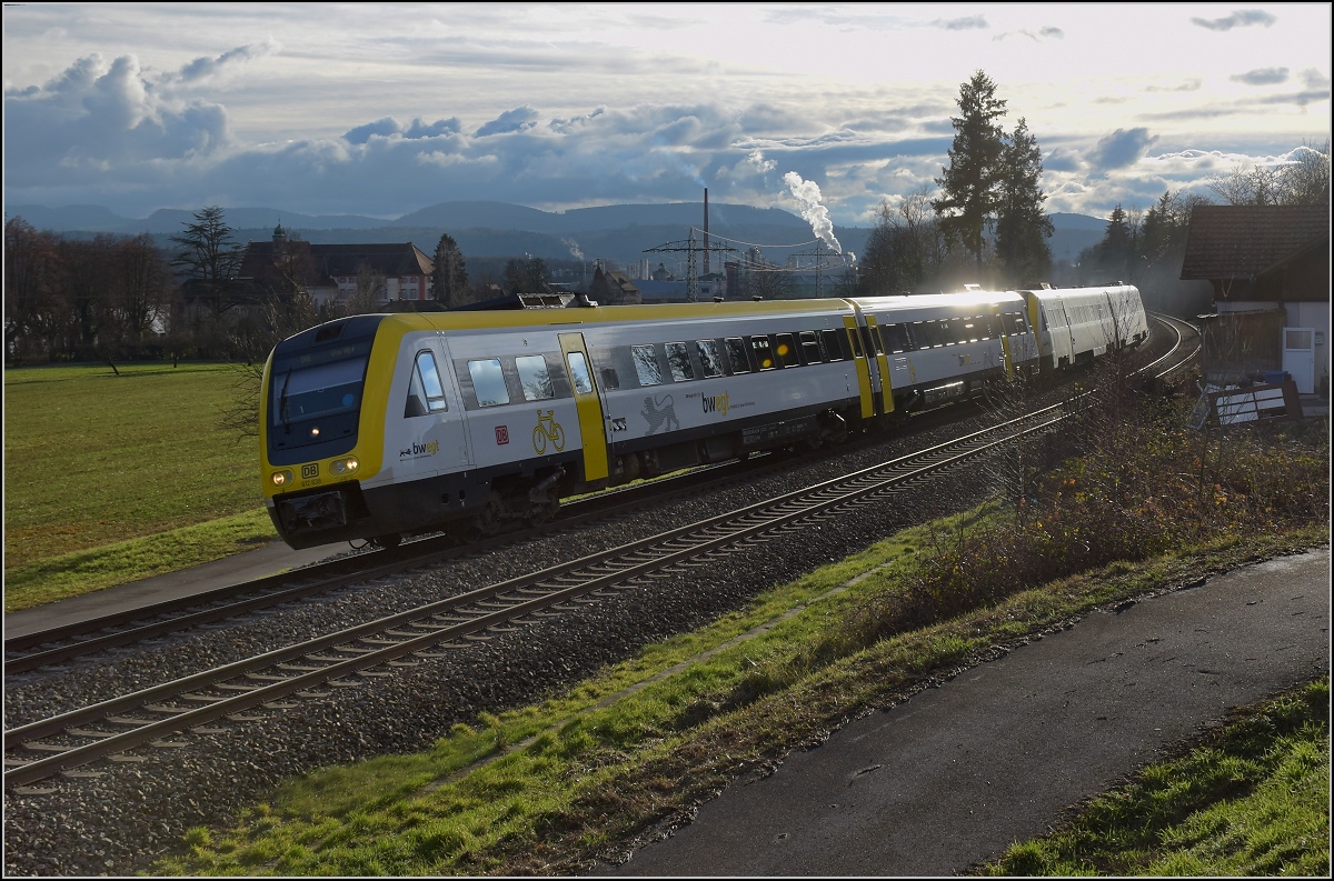 Heiligabend am Hochrhein. Aus Schweizer Sicht der IR Basel-Schaffhausen. 612 139 und 612 053 als IRE 3049 Basel-Ulm bei Karsau, Dezember 2018.