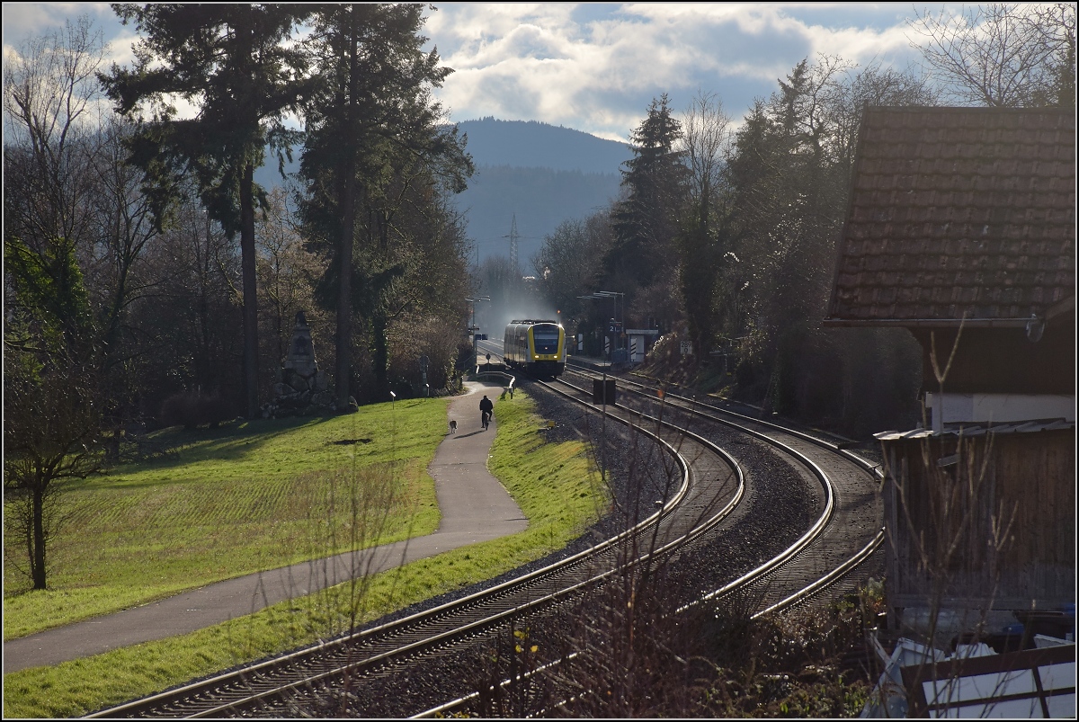 Heiligabend am Hochrhein. Aus Schweizer Sicht der IR Basel-Schaffhausen. Bei genauem Hinsehen sieht man die Dieselruß- und Feinstaubwolken des Neigetechnik-612 der DB. 612 139 und 612 053 als IRE 3049 Basel-Ulm in Beuggen, Dezember 2018.