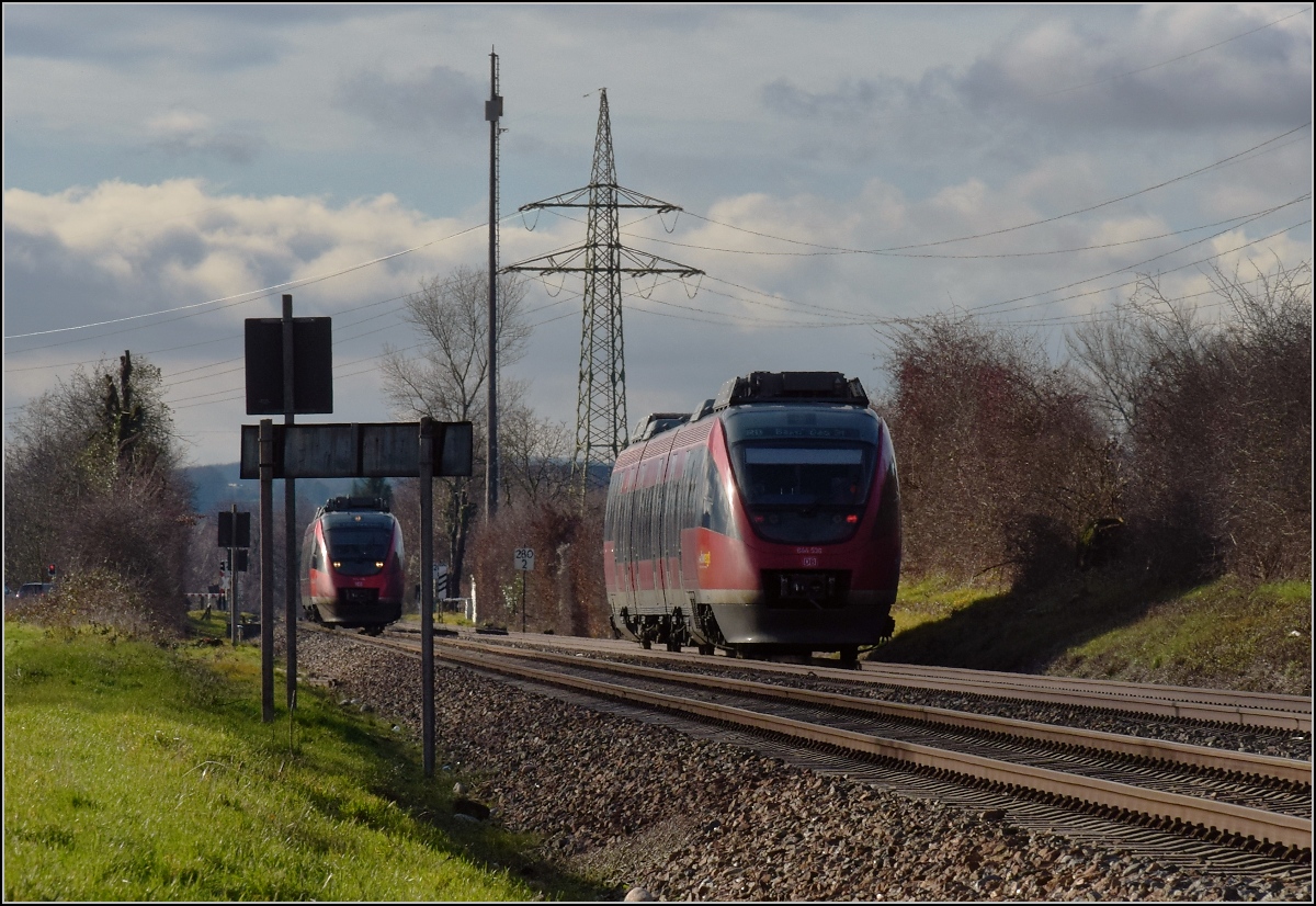 Heiligabend am Hochrhein. Aus Schweizer Sicht die S7 Basel-Waldshut, bislang aber eine dieselschwangere Regionalbahn. 644 036 als RB 17358 Lauchringen-Basel begegnet 644 024 beim Markhof, Dezember 2018.