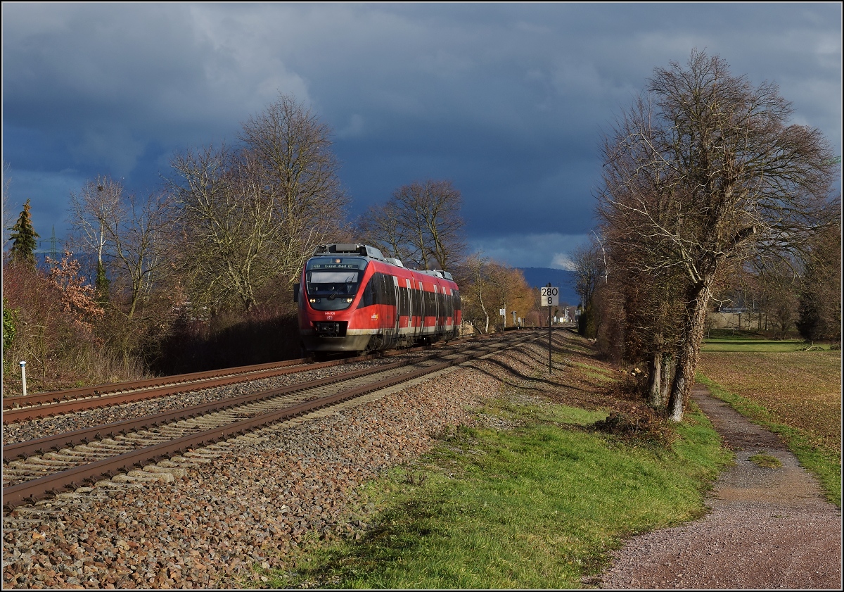 Heiligabend am Hochrhein. Aus Schweizer Sicht die S7 Basel-Waldshut, bislang aber eine dieselschwangere Regionalbahn. 644 036 als RB 17358 Lauchringen-Basel bei Herten, Dezember 2018.