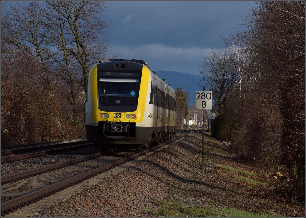 Heiligabend am Hochrhein. Aus Schweizer Sicht der IR Basel-Schaffhausen. 612 133 als IRE 3067 Basel-Singen bei Herten, Dezember 2018.