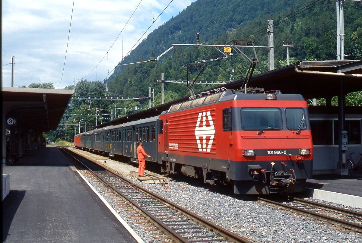 HGe 101 966 der Br�nigbahn im Juni 1990 im Bahnhof Interlaken Ost