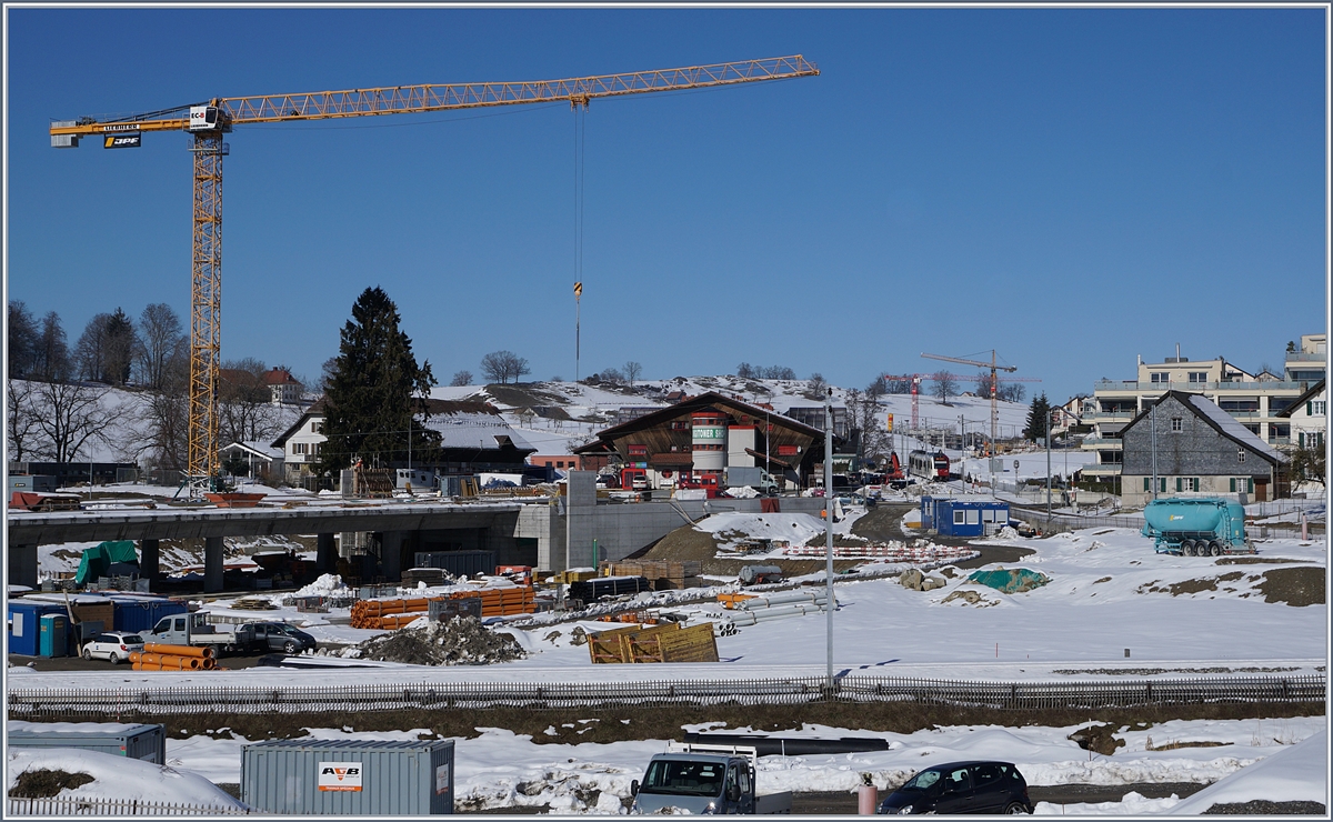 Hier entsteht, neben der dadurch umzuleitenden Kantonsstrasse der neuen Bahnhof von Châtel St-Denis. Im Hintergrund ist ein TPF Regionalzug auf dem Weg Richtung Chatel St-Denis zu erkennen und im Vordergrund die Strecke nach Palézieux.

15. Feb. 2019