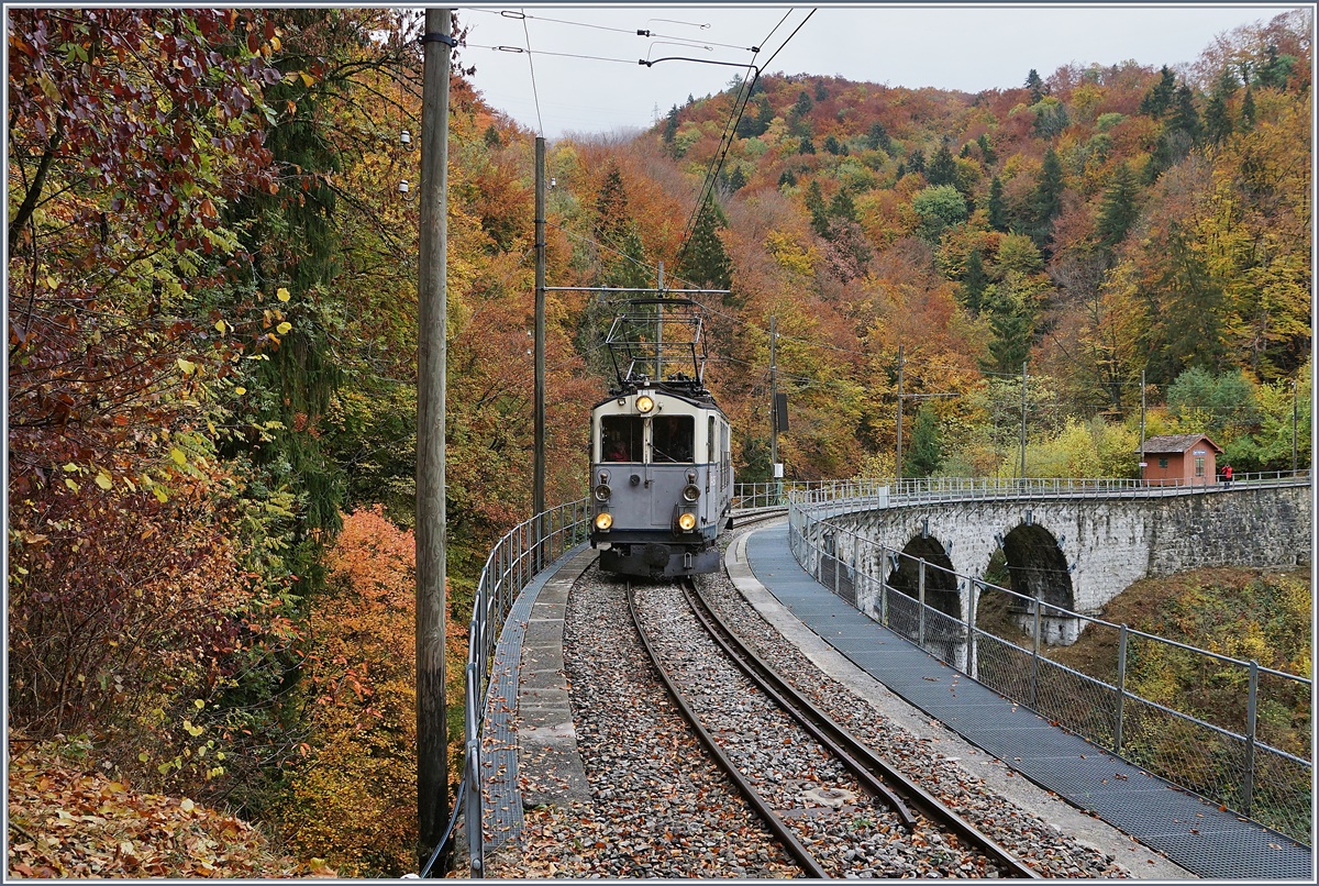 Hier gerne nochmals drei Bilder des interessanten Leuk - Leukerbad Bahn (LLB) ABFe 2/4 N° 10: der urige Triebwagen hat das Baye de Clarens Viadukt überquert und ist nun auf der Fahrt nach Blonay. 

28. Okt. 2018