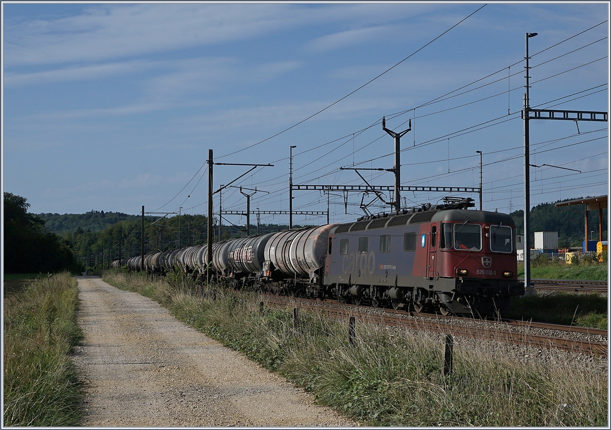 Hier handelt es sich, soweit erkennbar um die SBB CARGO Re 620 032-3, welche mit einem Güterzug in Vufflens la Ville Richtung Yverdon fährt.
29. August 2018