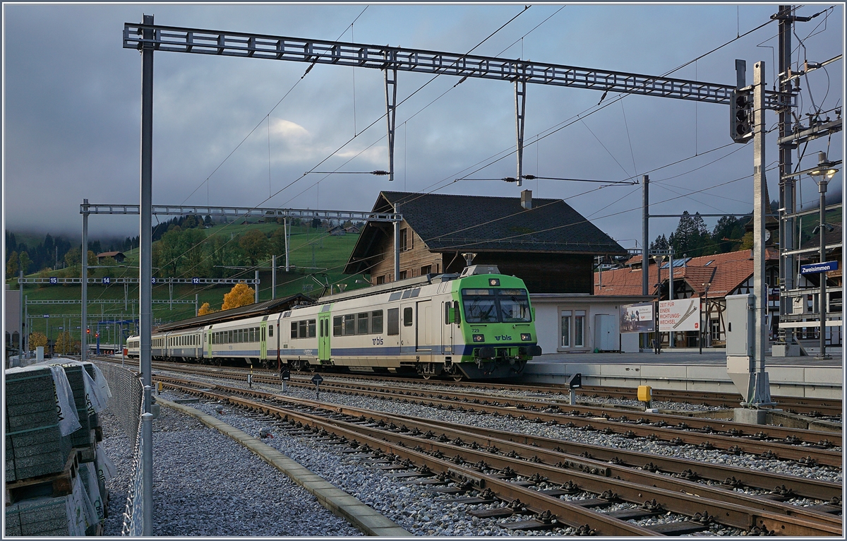 Hin und wieder kommen auch BLS RABe 565/566 Pendelz�ge in den sonst von Re 4/4 II / EW III belegten Umlauf der RE Zweisimmen - Interlaken. Im Bild ist ein solcher zu sehen, der als Besonderheit zudem noch �ber zwei BLS EW I /II verf�gt. 

Zweisimmen, den 22. Okt. 2019