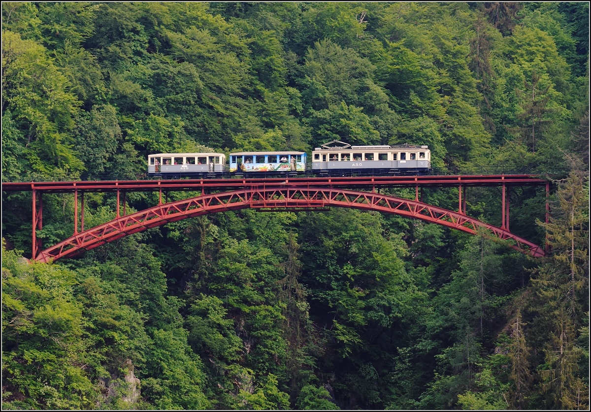 Historischer Triebwagen der Aigle–Sépey–Diablerets-Bahn (A.S.D.) BCFe 4/4 1 auf der Vanex-Brücke. Zwischen Aigle und Le Sépey, Mai 2018. 