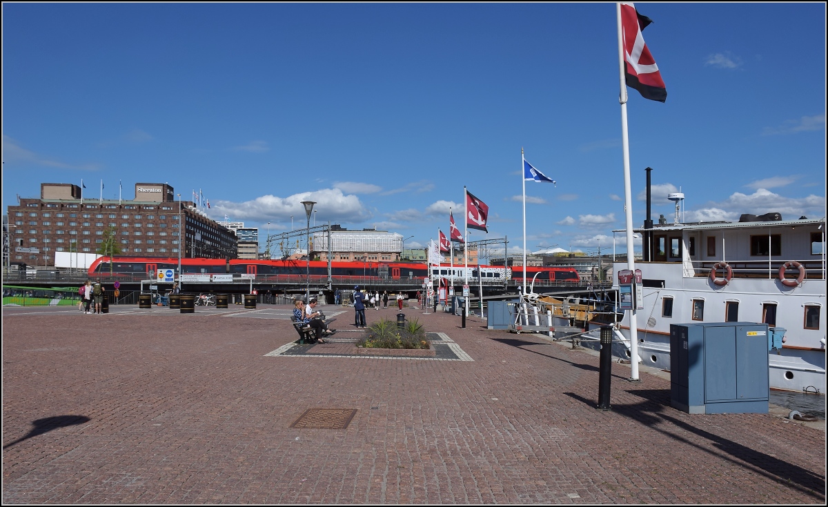 Hochgeschwindigkeits-Flirt in Schweden. 

X74 003 'Rödluvan' der MTR fährt in den Zentralbahnhof von Stockholm ein. Juni 2018.