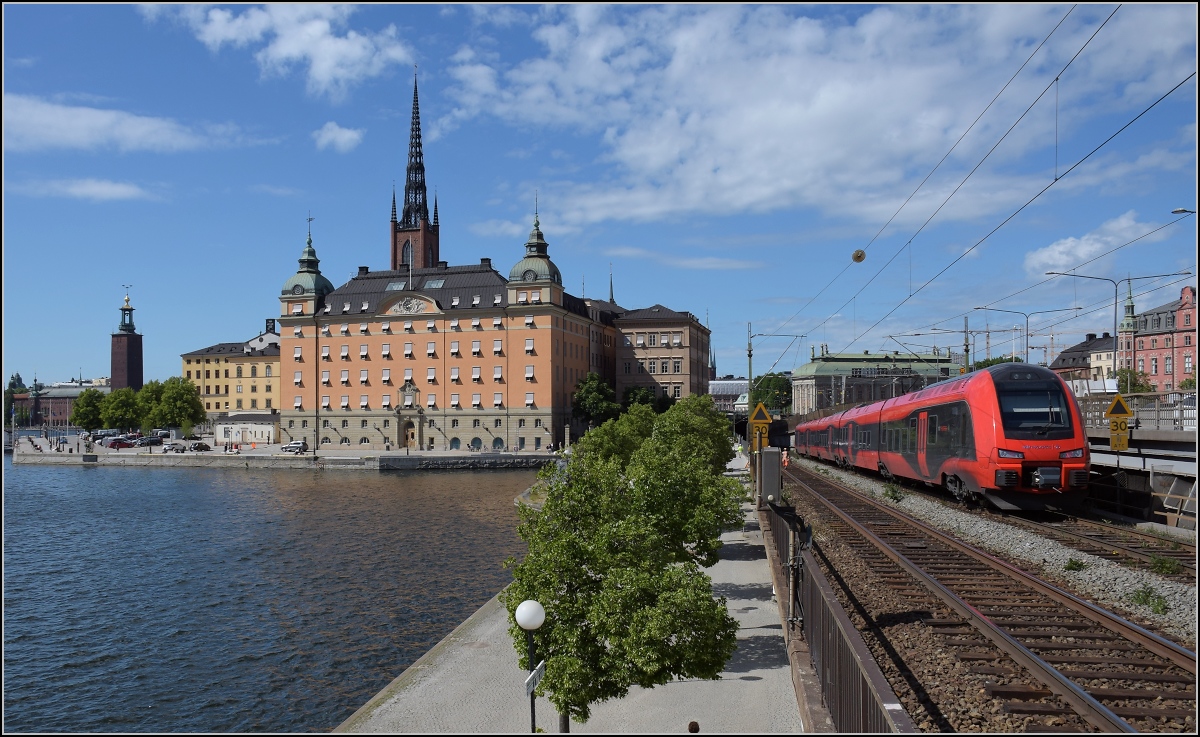 Hochgeschwindigkeits-Flirt in Schweden. 

X74 004 der MTR auf dem Abstieg in den Tunnel unter Riddarholmen. Stockholm, Juni 2018.