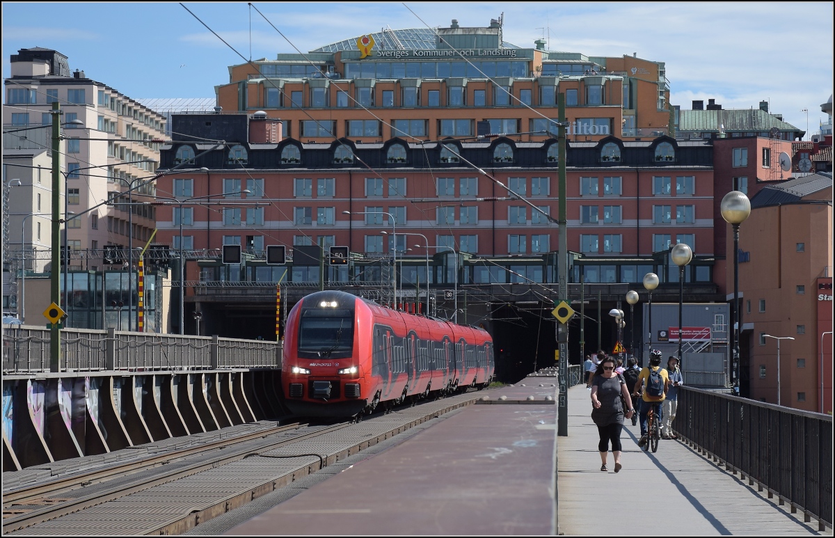 Hochgeschwindigkeits-Flirt in Schweden. 

X74 004 der MTR auf der südlichen Eisenbahnbrücke, der södra Järnvägsbron. Stockholm, Juni 2018.
