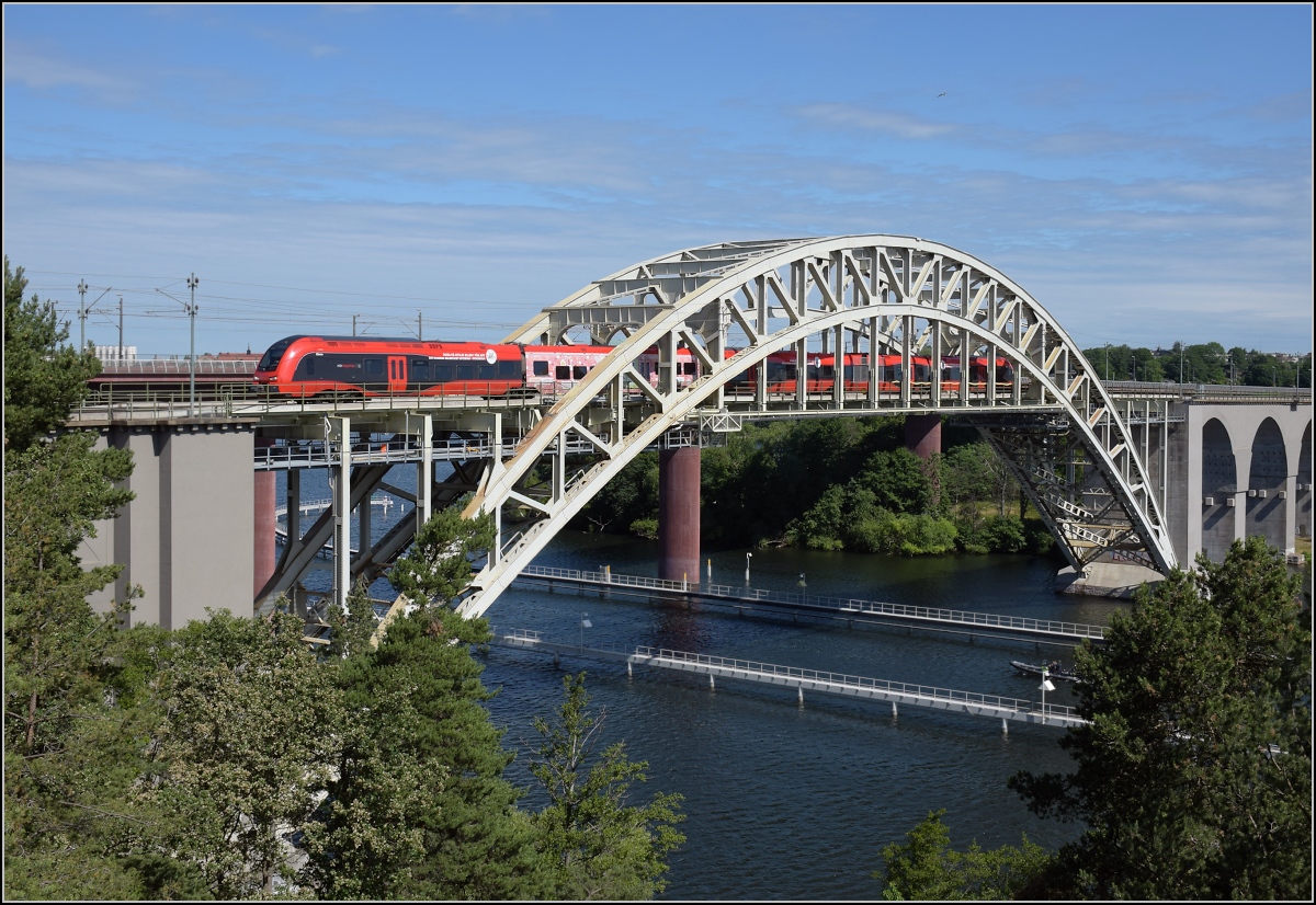 Hochgeschwindigkeits-Flirt in Schweden. 

X74 005 'Glenn' der MTR auf der Årstabrücke. Årstaberg, Juni 2018.