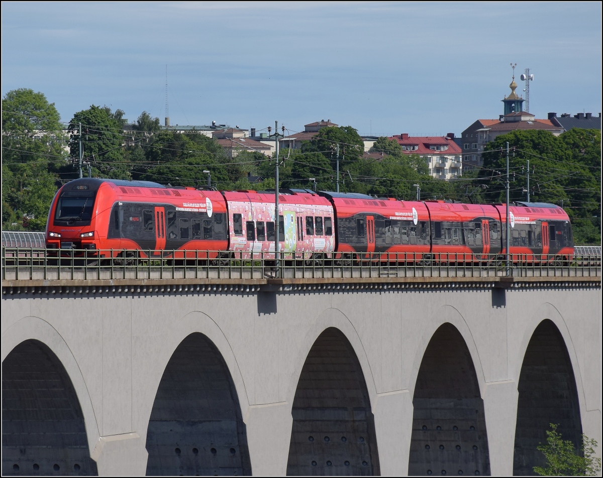 Hochgeschwindigkeits-Flirt in Schweden. 

X74 005 'Glenn' der MTR auf der Årstabrücke. Årstaberg, Juni 2018.