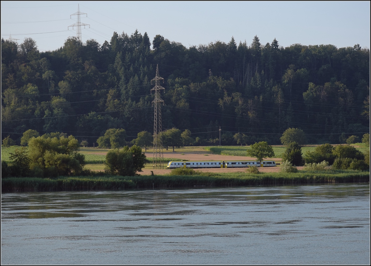 Hochwasser am Hochrhein.

Dem Dinkelberg sieht man seine Größe bei Schwörstadt kaum an. Geologisch gehört dieser nicht zum Schwarzwald sondern vielmehr zum Jura. Davor sehen das Oberwasser des Kraftwerks Ryburg-Schwörstadt und der 612 fast lieblich aus. Möhlin, Juli 2021. 