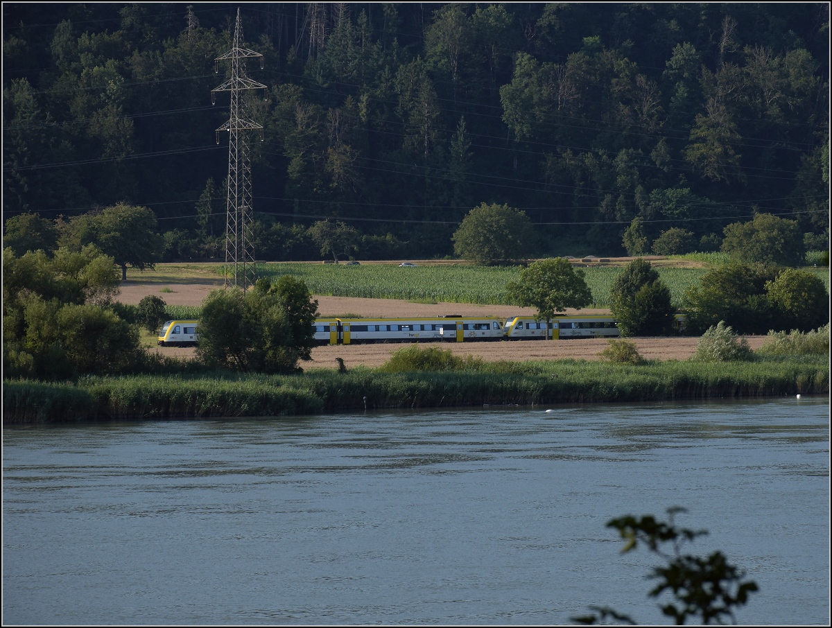 Hochwasser am Hochrhein.

Dem Oberwasser vom Kraftwerk Ryburg-Schwörstadt sieht man das Hochwasser nicht an, dahinter rauscht eine Doppeltraktion 612 vorbei. Möhlin, Juli 2021. 