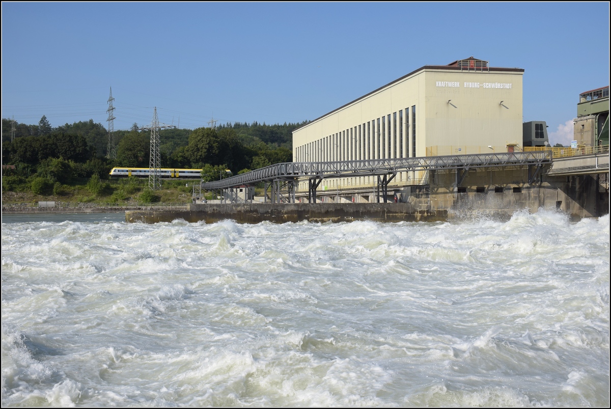 Hochwasser am Hochrhein.

Die unbändige Kraft des Hochrheins lässt sich hier an seinem leistungsfähigsten Kraftwerk nicht leugnen. Immerhin 120 MW können hier bei optimalen Bedingungen erzeugt werden. Nichtsdestotrotz hört man den 612 auf der deutschen Seite ganz deutlich. Möhlin, Juli 2021. 