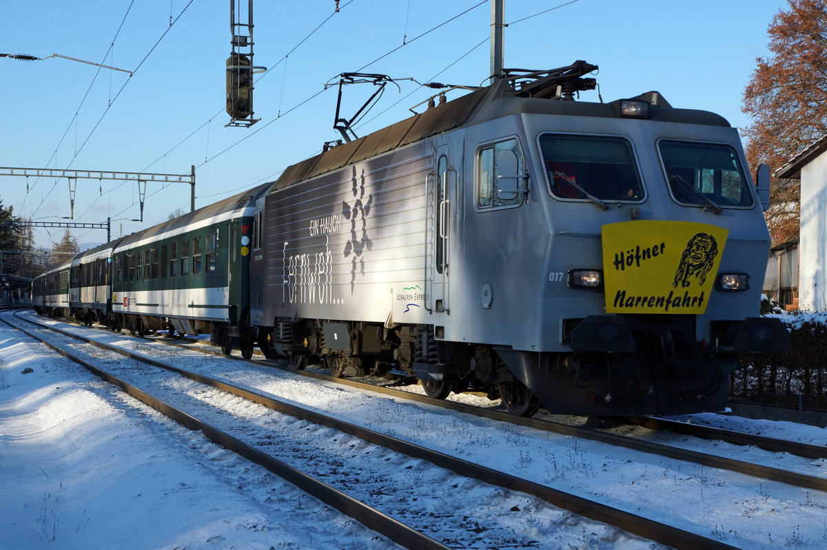 Höfner Narrenfahrt 2017
SOB: Die Fasnacht 2017 wurde am 6. Januar 2017 mit der 40. Höfner Narrenfahrt eröffnet. Diese Fahrt ins Blaue, die jedes Jahr am Dreikönigstag durchgeführt wird, begann um 12:30h in Wollerau und führte bei herrlichem Winterwetter bis nach Urdorf Weihermatt, wo der Narrenzug pünktlich um 15:08h eintraf.
Der Sonderzug mit der Re 446-017 bei der Ausfahrt Urdorf Weihermatt.
Foto: Walter Ruetsch