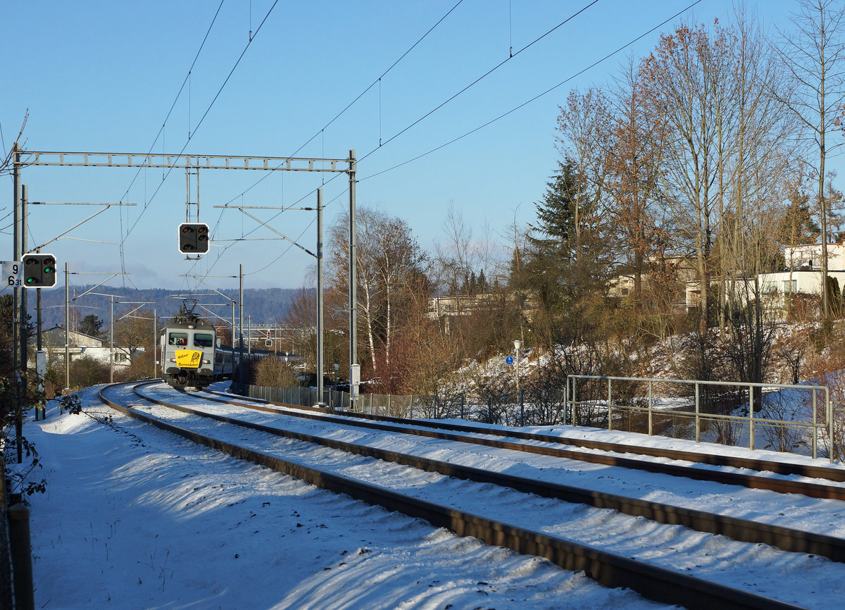 Höfner Narrenfahrt 2017
SOB: Die Fasnacht 2017 wurde am 6. Januar 2017 mit der 40. Höfner Narrenfahrt eröffnet. Diese Fahrt ins Blaue, die jedes Jahr am Dreikönigstag durchgeführt wird, begann um 12:30h in Wollerau und führte bei herrlichem Winterwetter bis nach Urdorf Weihermatt, wo der Narrenzug pünktlich um 15:08h eintraf.
Der Sonderzug mit der Re 446-017 bei der Einfahrt in die Station Urdorf Weihermatt. Kurze Zeit vor dieser Aufnahme wurde der Extrazug durch eine Ausfahrende S-Bahn ohne die kleinste Rücksichtnahme verdeckt. 
Foto: Walter Ruetsch