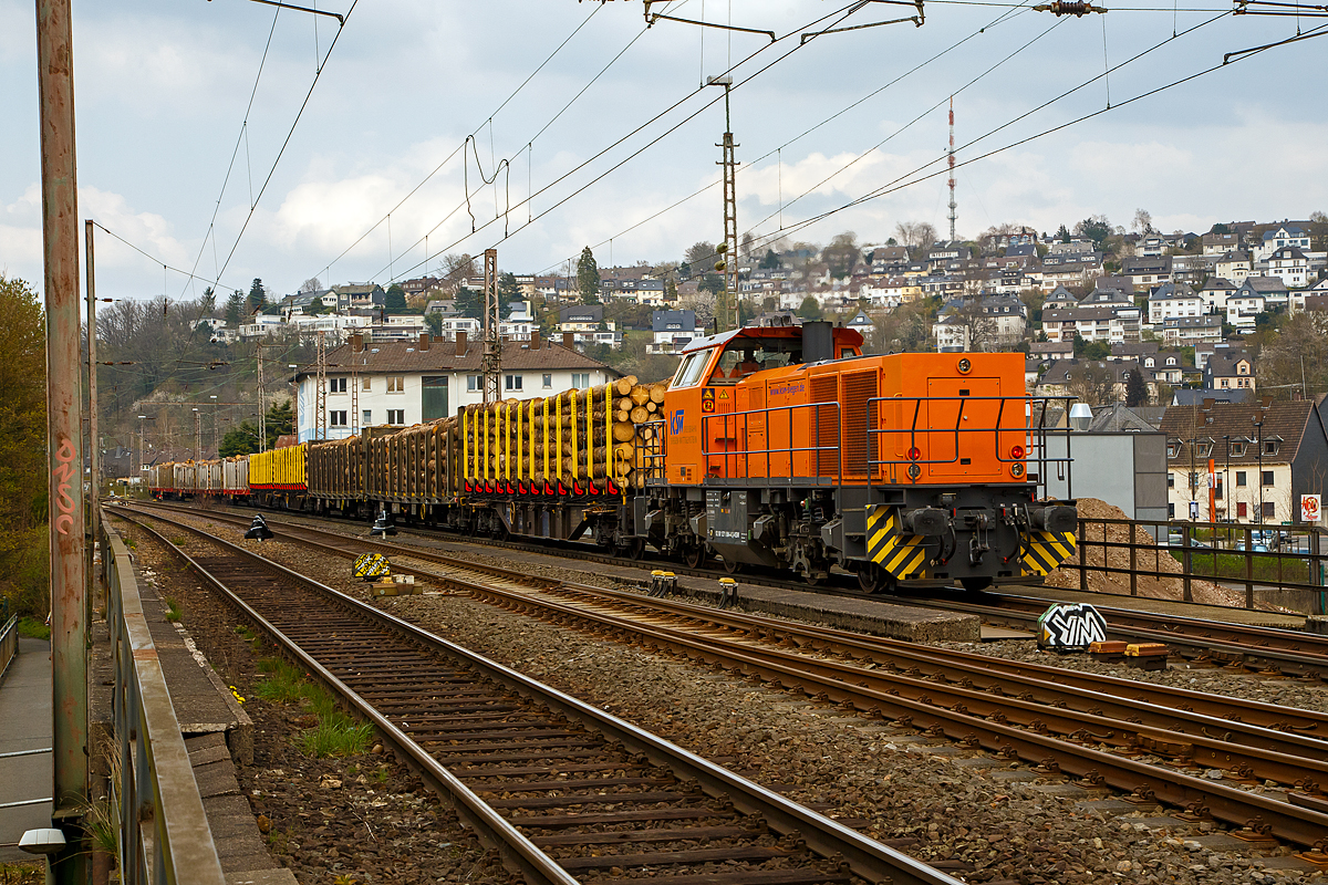 Holztransport im Siegerland, mit der ehemaligen Schweizerin:
Gewaltige Forstschäden an dem kompletten Fichtenbestand durch den Borkenkäfer sind in der Region zu beobachten. Mit der Abholzung kommt man nicht hinterher. Zuvor konnte ich die Zusammenstellung des Zuges in Siegen-Eintracht auf dem Betriebsgelände der KSW (Eisern-Siegener Eisenbahn NE 437) beobachten. 

Am 21.04.2021 fahren zwei Loks der Kreisbahn Siegen-Wittgenstein, die KSW 44 und 45, im Nachschiebetrieb mit dem sehr langen Holzzug durch Siegen und biegen in Richtung Dillenburg ab. Vorn als Zuglok die KSW 45 (98 80 0276 016-9 D-KSW), eine MaK G 1204 BB, die ex Sersa Am 847 953-7  Bettina , hier im Nachschuss nicht mehr im Bild.

Hier im Bild die nachschiebende KSW 44 (92 80 1271 004-4 D-KSW), eine MaK G 1000 BB. Ein Nachschiebetriebfahrzeug wird dann geführt, wenn die Belastung des Zughakens des ziehenden Triebfahrzeuges nicht ausreicht. Dann schiebt eine zweite Lokomotive den Güterzug zusätzlich an. Dieser Einsatz erfordert einen Triebfahrzeugführer auf jeder Lok.
