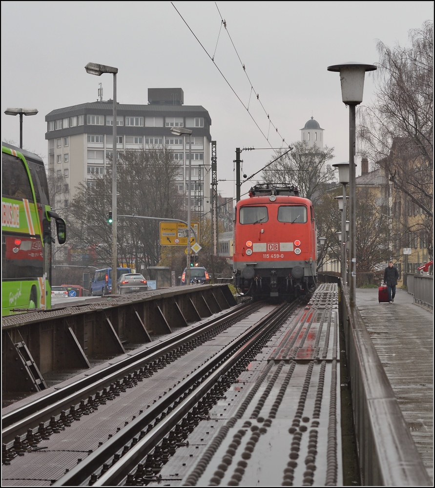 IC 2004 Konstanz &ndash; Emden bei der Ausfahrt aus Konstanz.  Steuerwagen  110 459-0 hängt kalt am Zugschluss. Die Lok wurde bereits 1967 in Dienst gestellt, hat aber nach ihrer HU 2013 noch ein paar Tage Betrieb vor sich. März 2014.