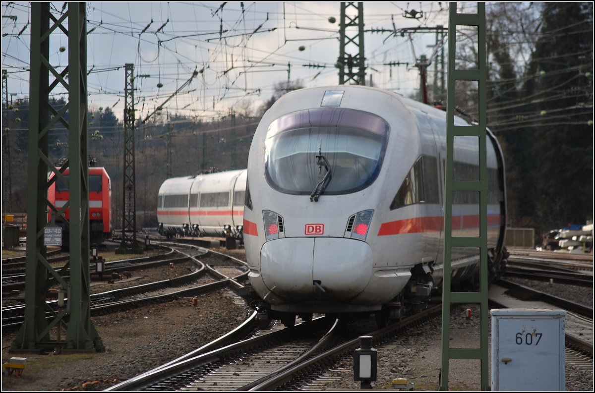 ICE Zürich &ndash; Stuttgart fährt nach kurzer Wendezeit auf die Schwarzwaldbahn bis Hattingen. Februar 2010.