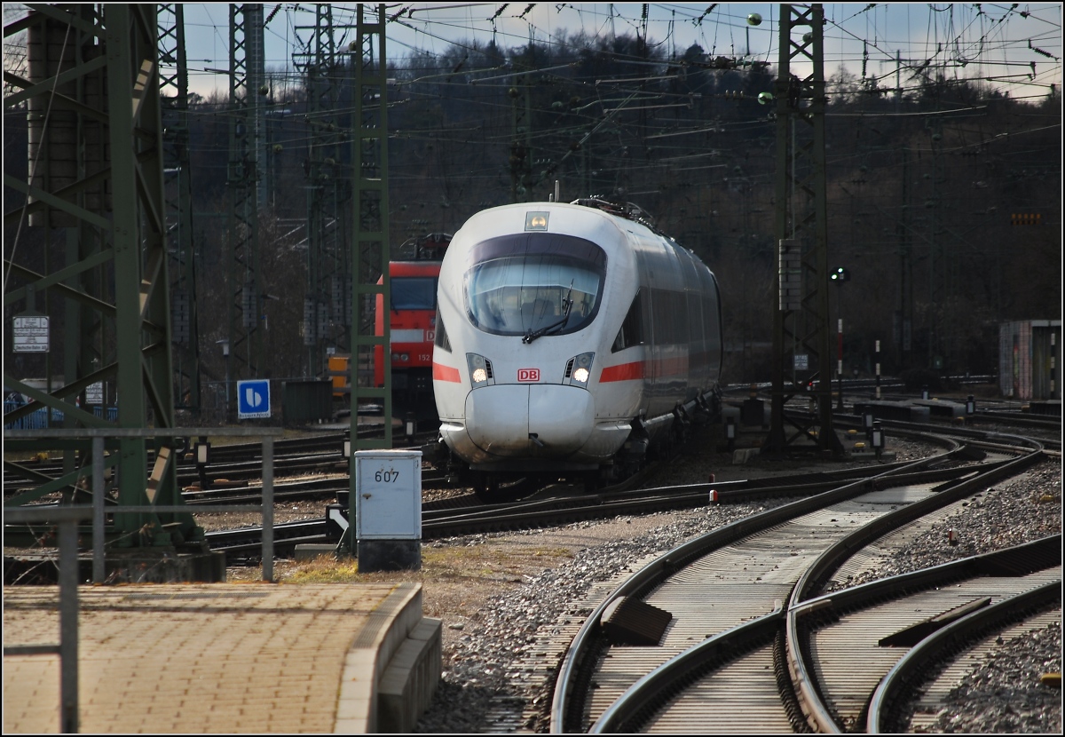 ICE Zürich &ndash; Stuttgart kommt aus Schaffhausen, wo er für einige Kilometer die Hochrheinstrecke der badischen Hauptbahn befährt. Februar 2010.