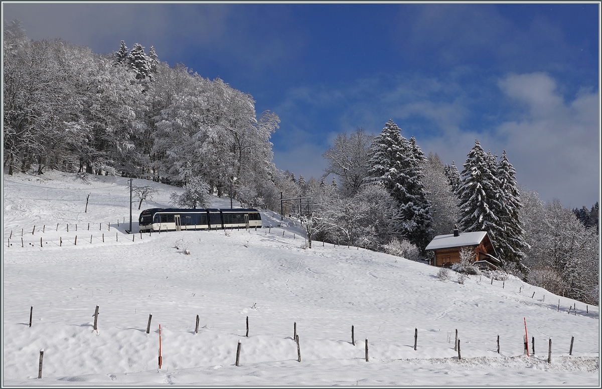  Ich bin auch ein Skilift  zumindest zwischen Lally und Les Pleiades verkehren die Züge nach dem Reglement von Skiliften oder Gondelbahnen mit der Konsequenz dass die nur zu höchstens 2/3 besetzt sein dürfen. Der CEV MVR SURF ABeh 2/6 7505 ist kurz vor Fayaux als Regionalzug 1432 von Les Pléiades nach Vevey auf dem Weg ins Tal.

18. Januar 2021