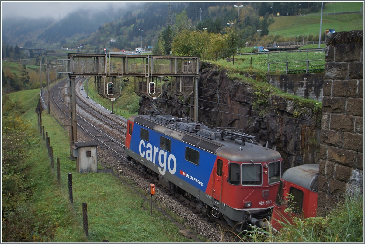 Ich bin kein Freund von Bilder aus dieser Perspektive, aber hier passte es und vermittelt eine typischen Einblick auf die Gotthardstrecke mit einer Vielfachsteuerung und und den relativ aufwändigen Signalbrücken für die Signalisierung des Wechselbetriebs. 
Bei Wassen am 10. Okt. 2014