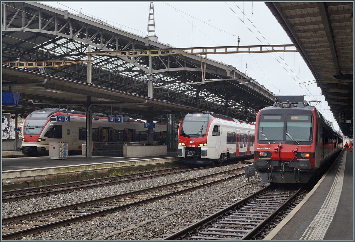 ie neuen Flirt 3 RABe 523.1 in der Region Lausanne dienen in erster Linie zur Ausweitung des Angebots der RER VAUD, werden aber wohl längerfristig die noch zahlreich bei der RER VAUD eingesetzten Domino Züge ersetzen. Im Bahnhof von Lausanne zeigen sich ein  alter  Flirt RABe 523, in der Bildmitte die beiden RABe 523 103 (UIC 94 85 4 523 103-7 CH-SBB) und RABe 523 104 (UIC 9485 4 523 104-1 CH-SBB) als S 5 nach Aigle und auf Gleis 1 ein angekommener RBDe 560  Domino . 10. Februar 2021