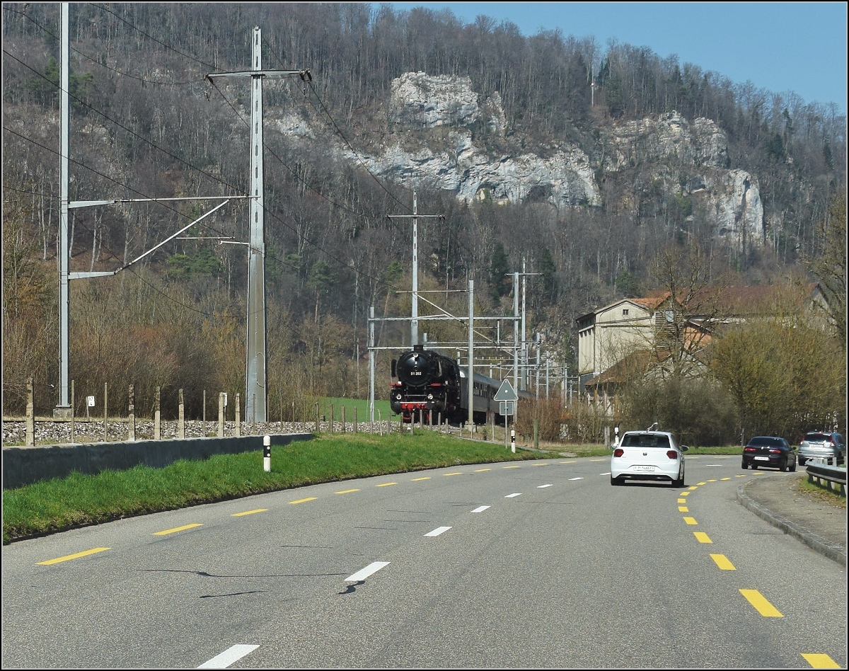 IGE-Abschiedsfahrt vom  Blauen Fernschnellzug . 

01 202 wird nach Basel gezogen, hier bei Soyhières, nominell aber noch in Delsberg. März 2019.