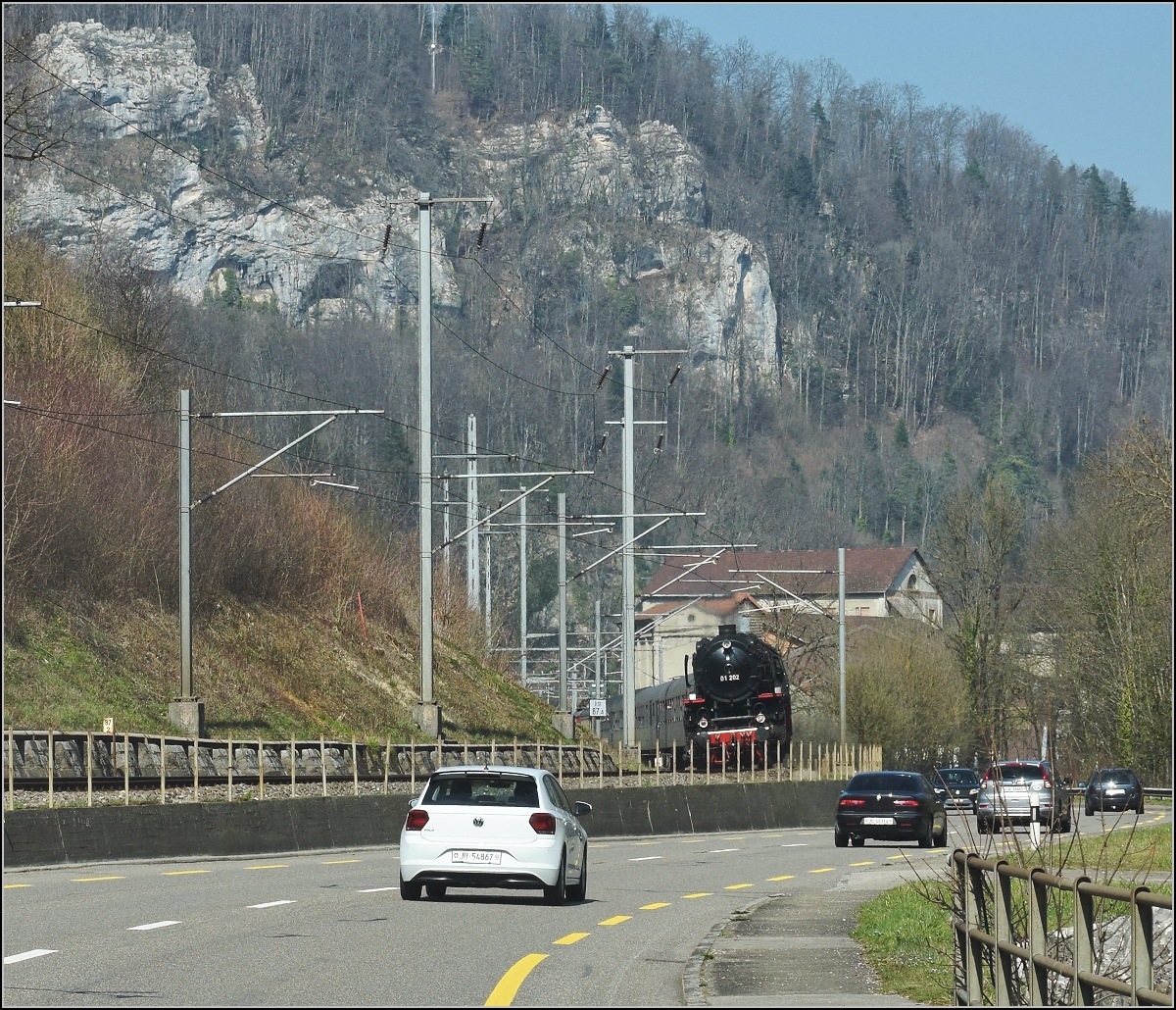 IGE-Abschiedsfahrt vom  Blauen Fernschnellzug . 

01 202 wird nach Basel gezogen, hier bei Soyhières, nominell aber noch in Delsberg. März 2019.