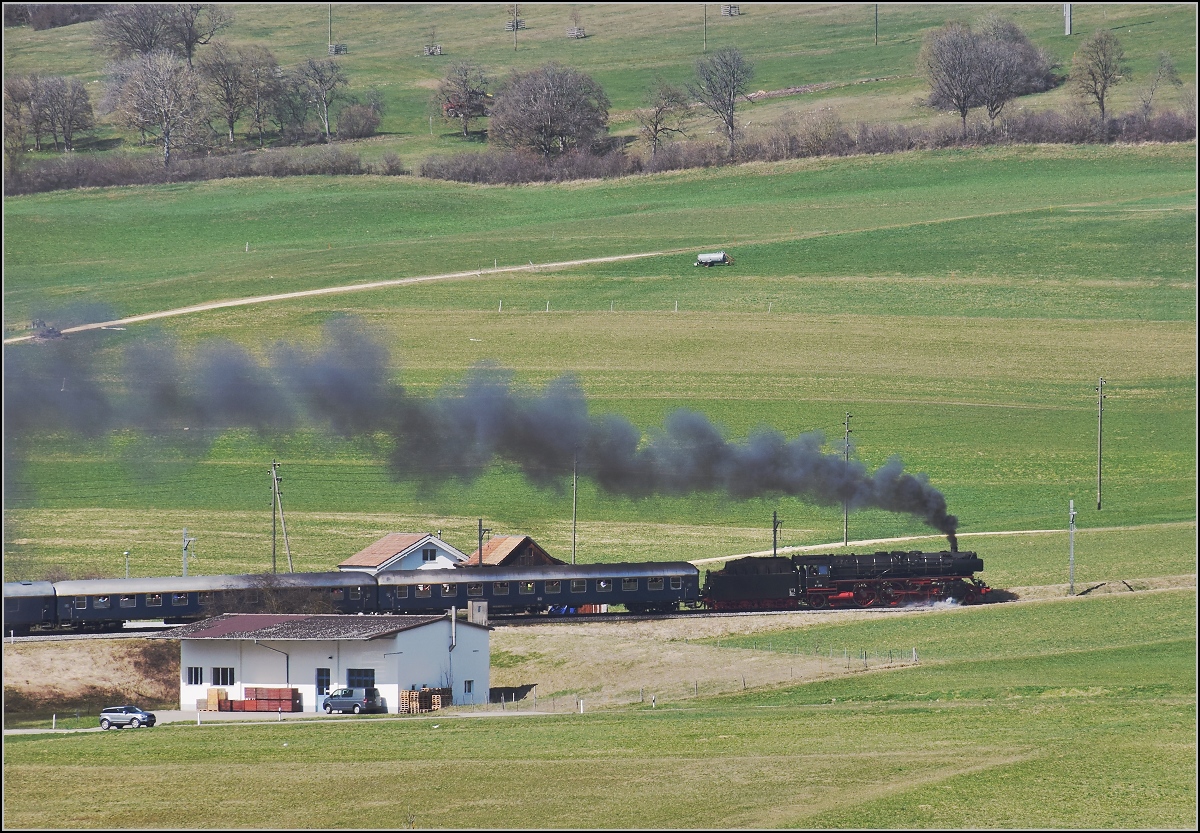 IGE-Abschiedsfahrt vom  Blauen Fernschnellzug . 

01 202 in der Steigung zum Col Pierre Pertuis. Corgémont, März 2019.